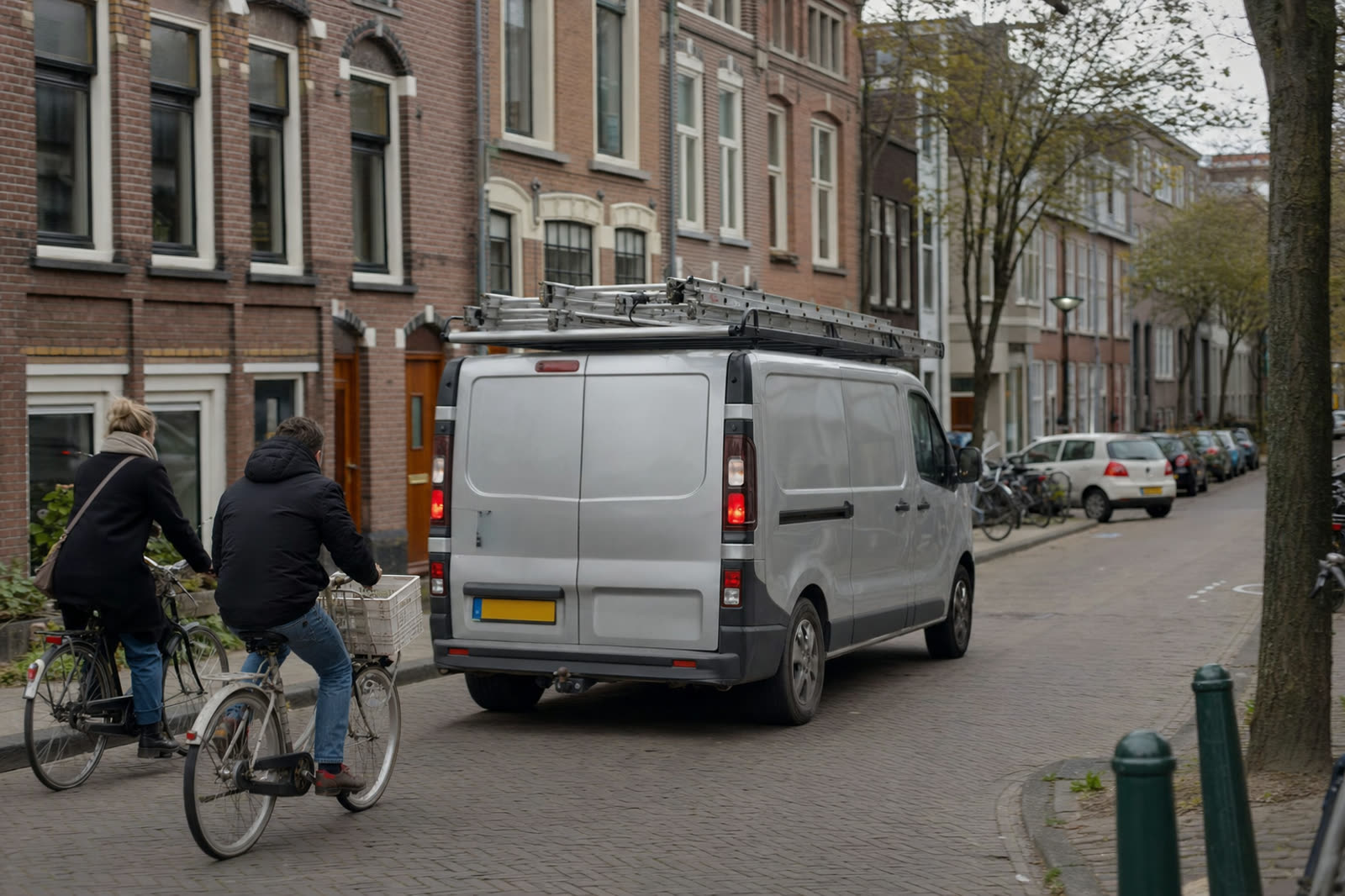 Bedrijfsbus rijdt door een Nederlandse woonstraat